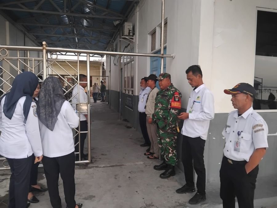 Cegah Pelanggaran Keimigrasian, Koramil 04/Kubu Pantau Pelabuhan Obak