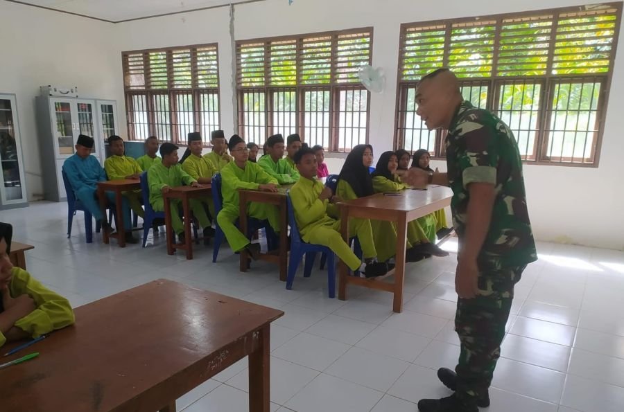 Cegah Pengaruh Negatif Medsos, Babinsa Edukasi Siswa SMA Negeri Bukit Batu