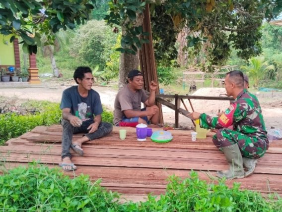 Cegah Penyakit, Babinsa Selemam Ajak Warga Jaga Kebersihan