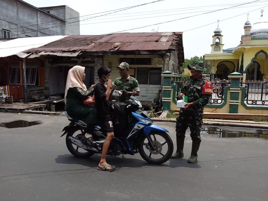 CEGAH PENYAKIT ISPA AKIBAT KARHUTLA, TIM MABES TNI DAN KORAMIL 02 TT BAGIKAN MASKER DI TANJUNG SAMAK