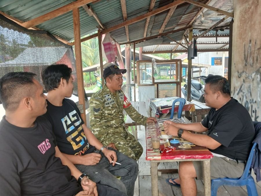 Cegah Persoalan Sosial, Babinsa 03/Tempuling Rangkul Tokoh Pemuda Sungai Salak