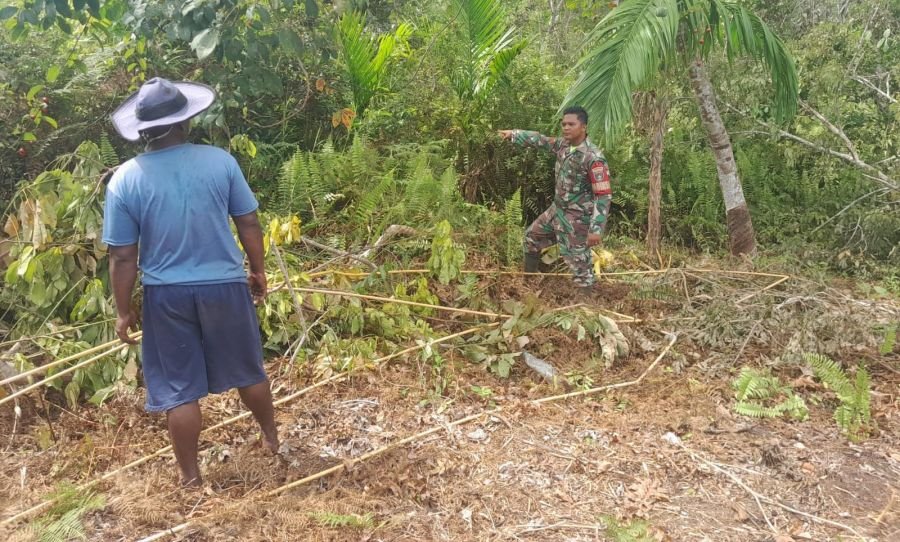 Cegah Petaka Asap, Babinsa Koramil 06/Merbau Sisir Lahan Gambut Rawan Karhutla di Baran Melintang