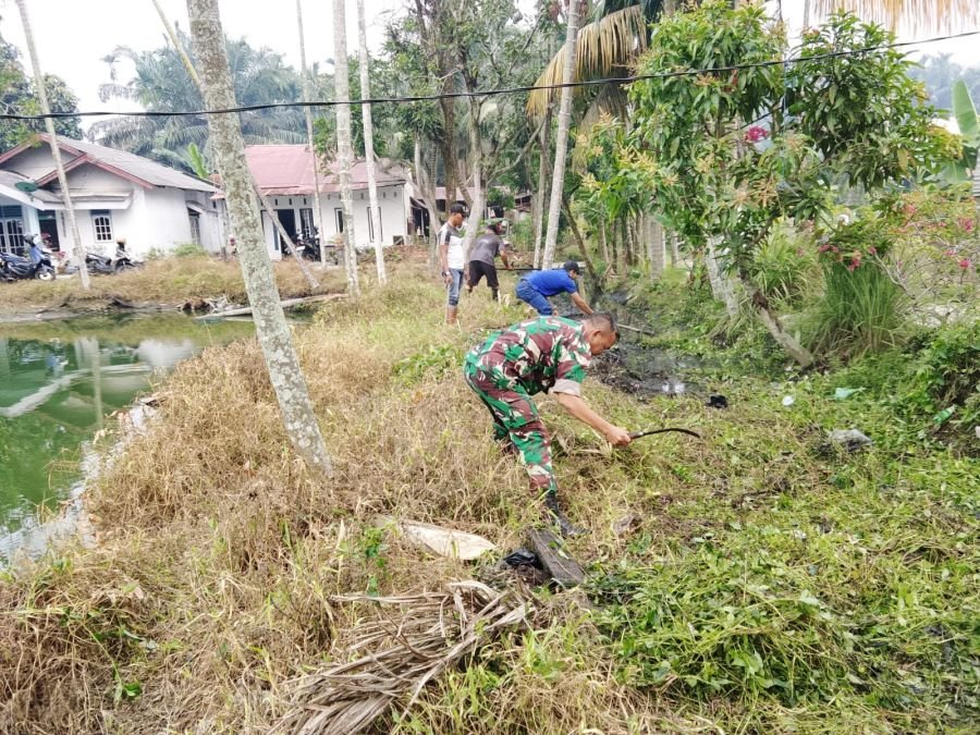 Cegah Saluran Tersumbat, Babinsa Maredan Serka Afrisal Ajak Warga Gotong Royong