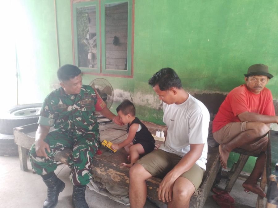 Cegah Stunting Sejak Dini, Babinsa Koramil 01/Siak Laksanakan Pengecekan Kesehatan Anak