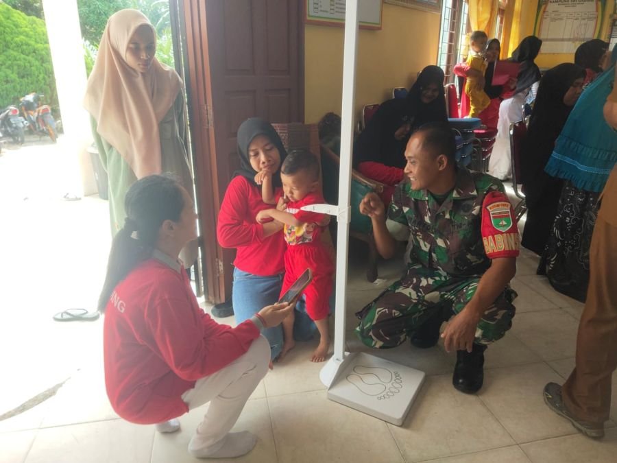 Cegah Stunting,Babinsa Siak beri himbauan kepada orang tua tentang penting nya gizi anak