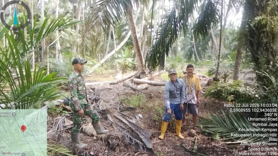 Cegah Titik Api, Babinsa Serda Suirwansah Patroli Tapal Batas Rumbai Jaya