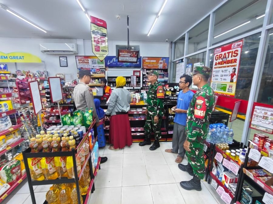 Cek Harga Sembako, Babinsa dan Polisi Turun Langsung ke Indomaret