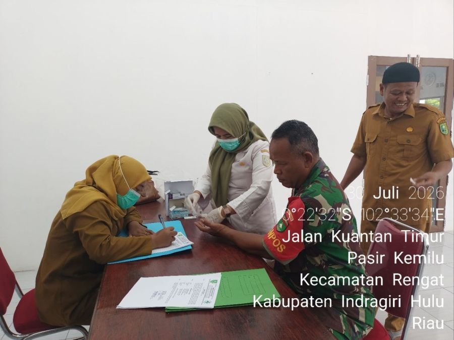 Cek Kesehatan Secara Berkala Babinsa Koramil 01/Rengat Dampingi Petugas Puskesmas