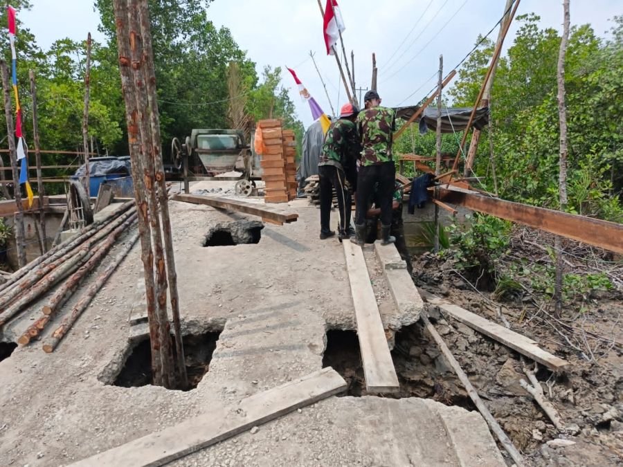 Cerocok Dipasang Manual, Semangat Tak Surut Bangun Jembatan Garuda Semukut
