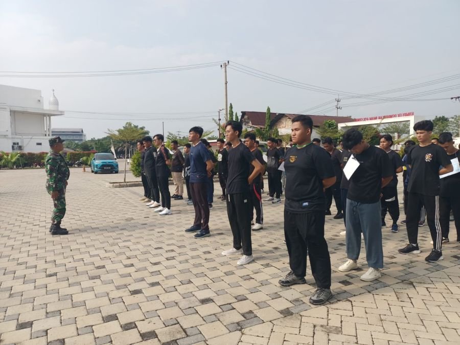Cetak Mahasiswa Berkarakter, Babinsa Koramil 02/Kota Berikan Pelatihan PBB di Marpoyan Damai