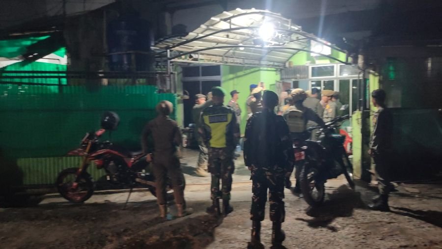 Cipta Kondisi Pekat, Babinsa Kodim 0301/Pekanbaru Bersama Satpol PP Tertibkan Sejumlah Lokasi
