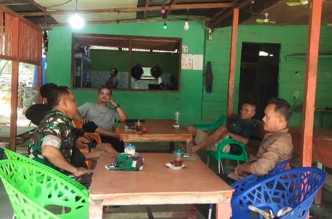 CIPTAKAN INTERAKSI DAN KOMUNIKASI YANG BAIK DENGAN WARGA, BABINSA LAKUKAN GIAT KOMSOS DI DESA BINAAN