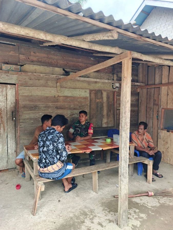 Ciptakan Kedekatan dengan Warga, Babinsa Koramil 08/KM Laksanakan Komsos