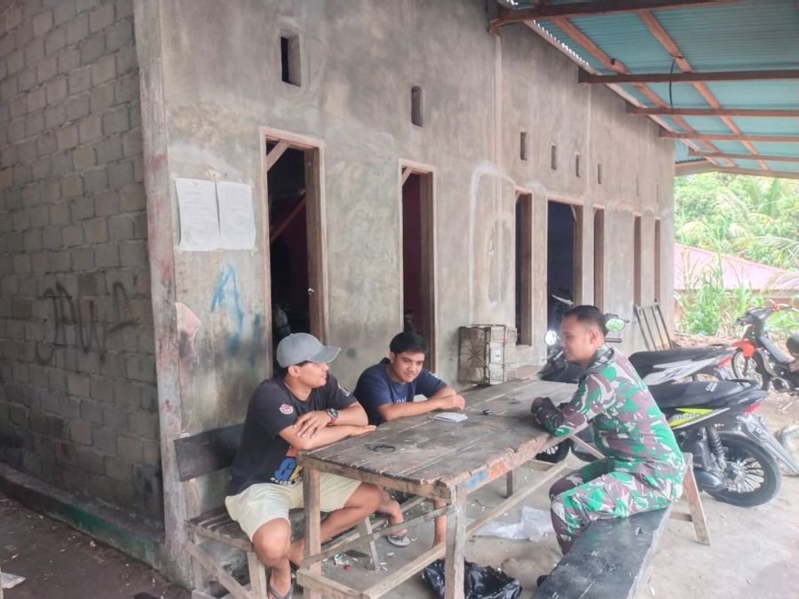 Ciptakan Kedekatan Dengan Warga, Babinsa Koramil 08/KM Laksanakan Komsos