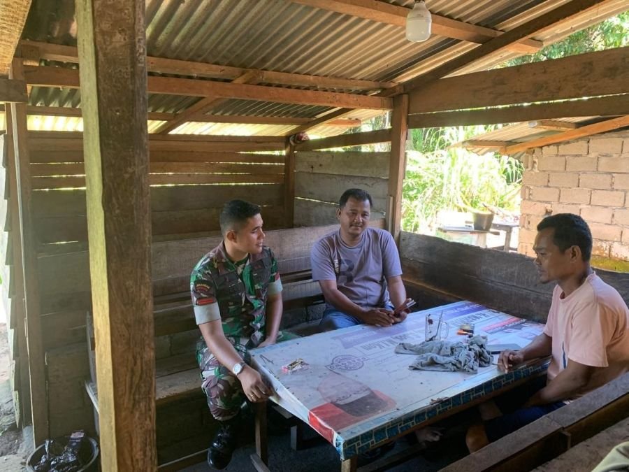Ciptakan Kedekatan Dengan Warga, Babinsa Koramil 08/KM Laksanakan Komsos