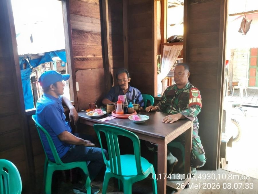 Ciptakan Kedekatan dengan warga, Babinsa Koramil 10/PLG Serda Chandra Bastian Laksanakan komsos