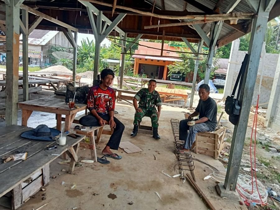 Ciptakan Kedekatan dengan Warga, Babinsa Koramil 08/KM Laksanakan Komsos