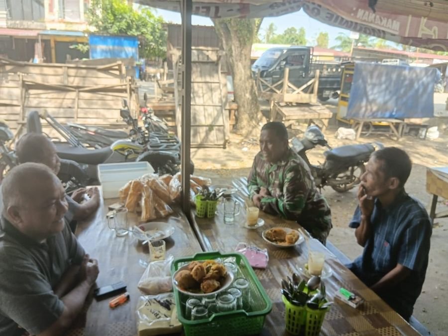 Ciptakan Kedekatan dengan Warga, Babinsa Koramil 08/KM Laksanakan Komsos