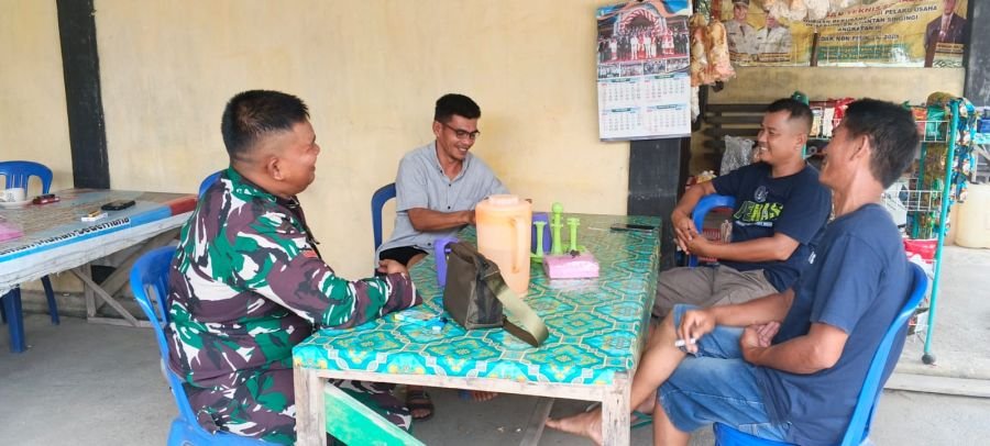 Ciptakan Kedekatan Dengan Warga, Babinsa Koramil 08/KM Laksanakan Komsos