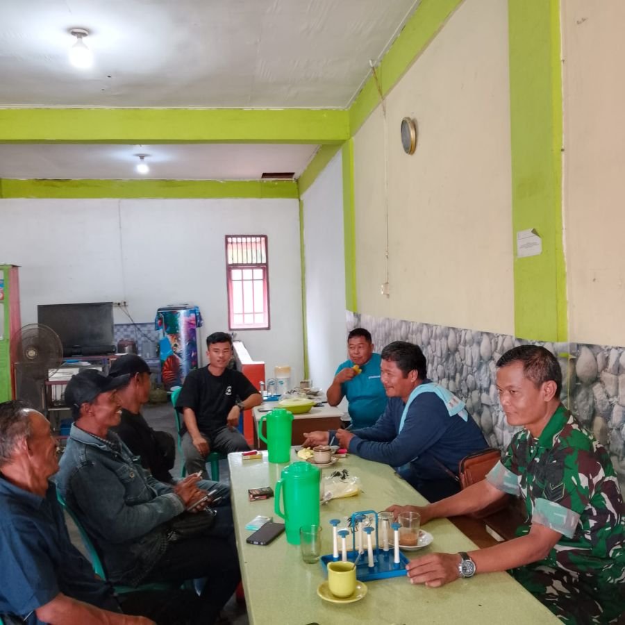 Ciptakan Kedekatan Dengan Warga, Babinsa Koramil 08/KM Laksanakan Komsos