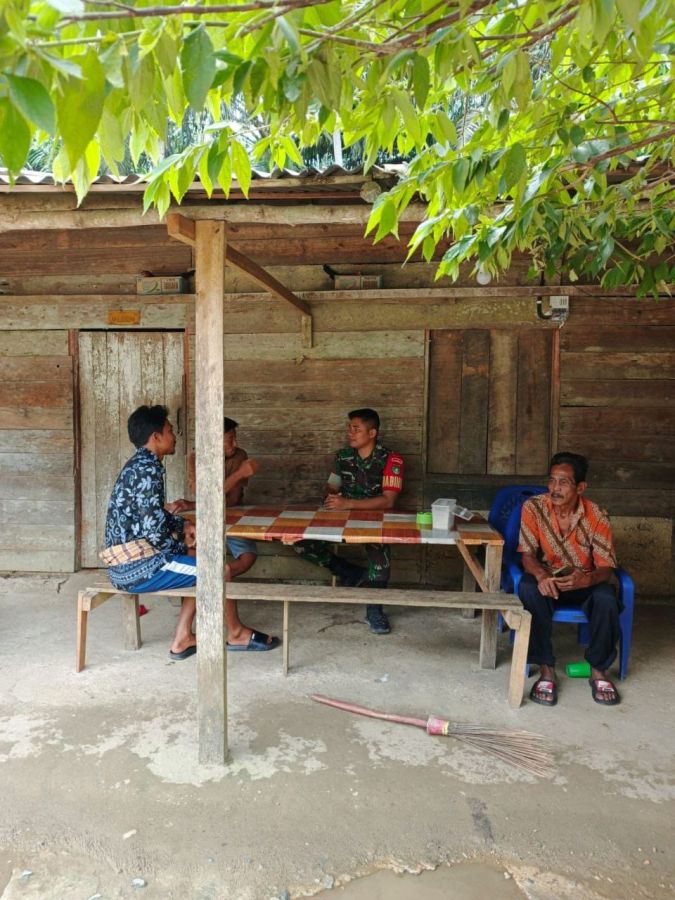 Ciptakan Kedekatan Dengan Warga,Babinsa Koramil 08/KM Laksanakan Komsos
