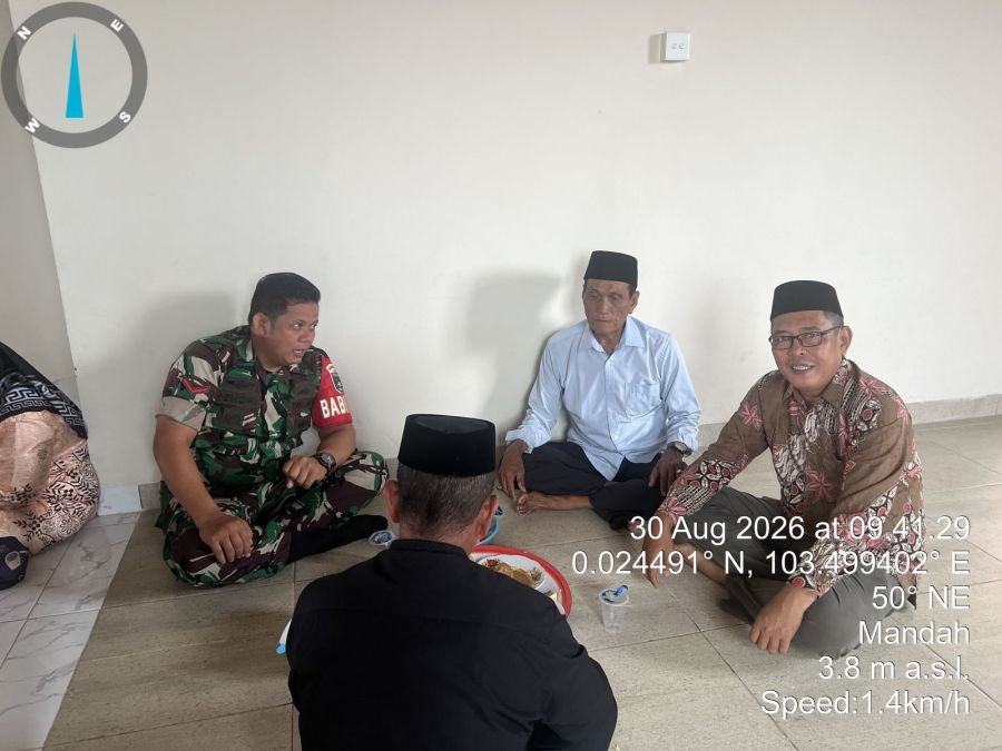 Ciptakan Kedekatan Dengan Warga,Babinsa Koramil 08/Mandah Laksanakan Komsos