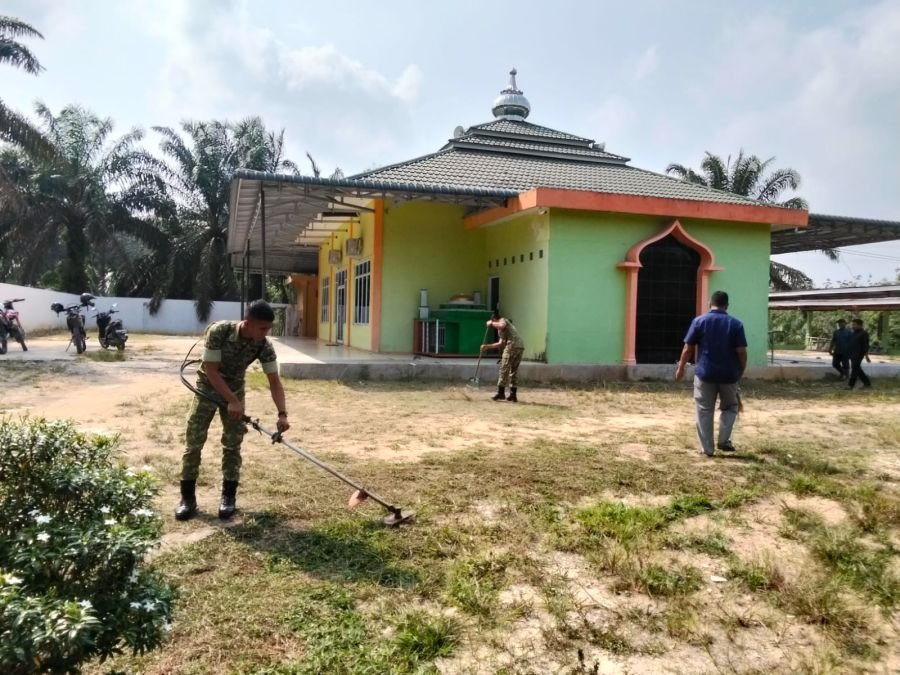 Ciptakan Kenyamanan Beribadah, Prajurit Yonif TP 850 Gelar Kerja Bakti Masjid