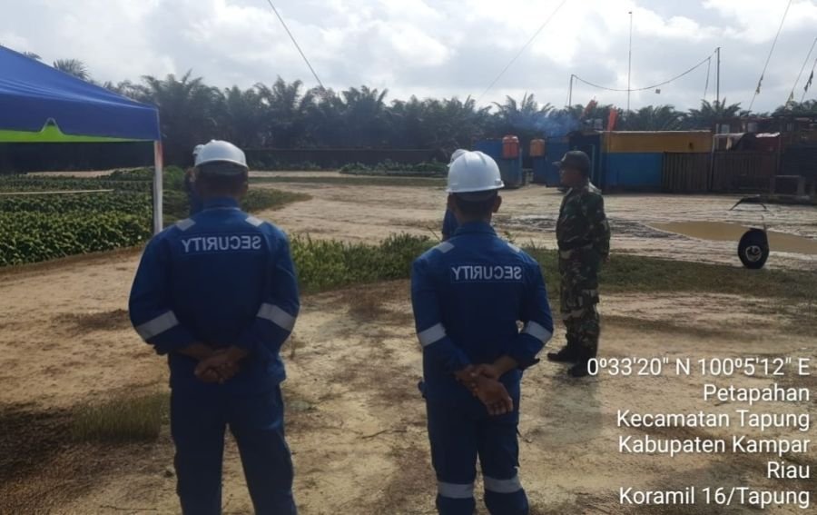 Ciptakan Kondusifitas Tim Patroli SKK Migas Koramil 16 Tapung Lakukan Patroli Rutin