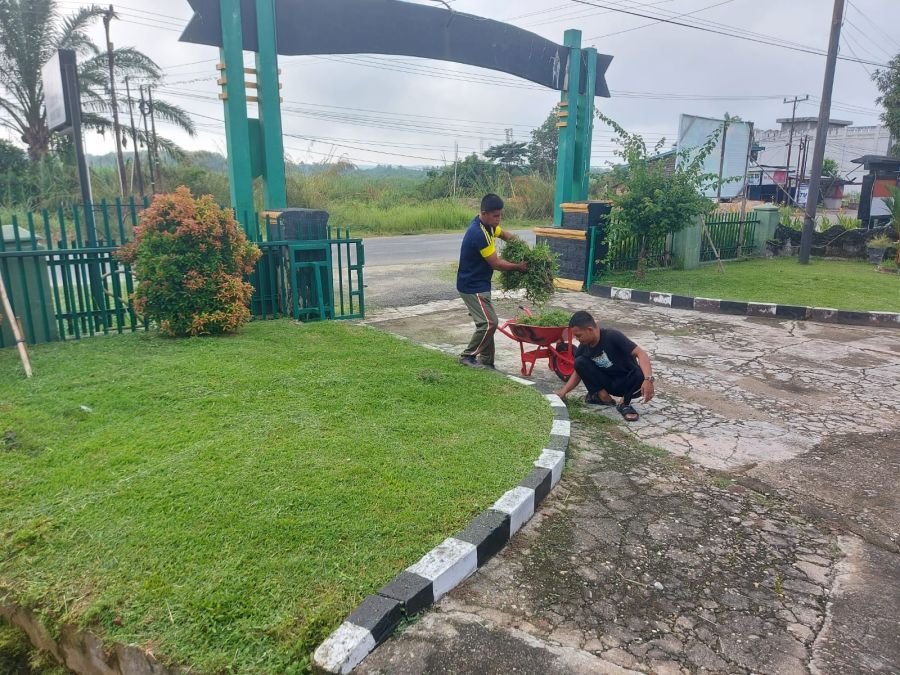 Ciptakan Pangkalan Nyaman Dan Sehat, Anggota Koramil 02/KT Lakukan Gotong Royong