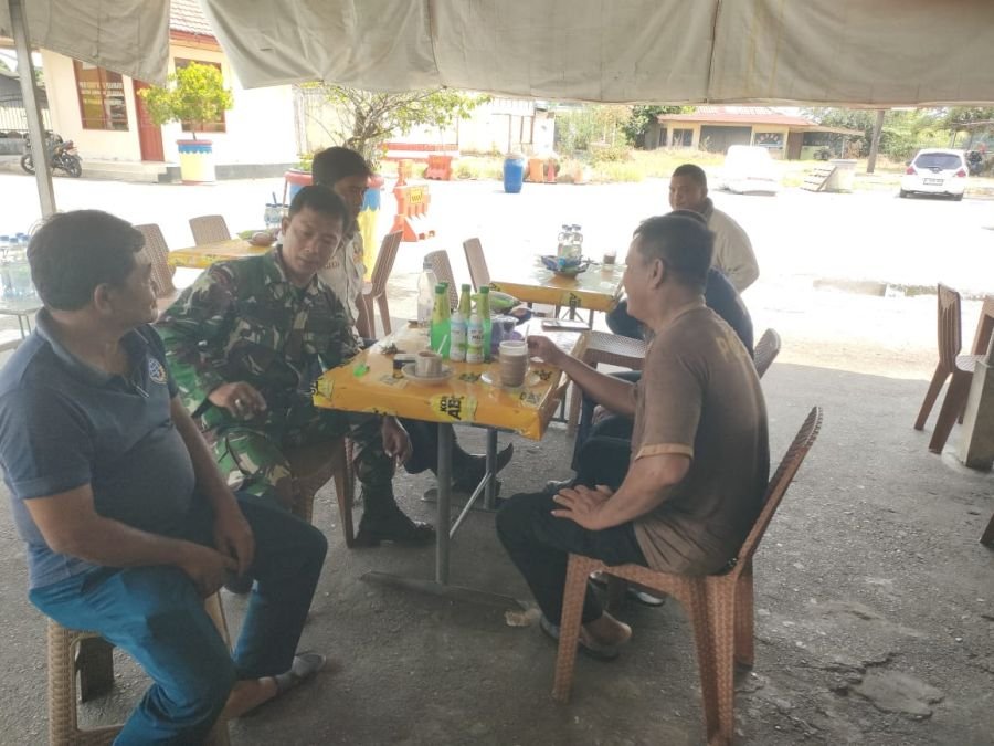 Ciptakan Rasa Aman, Babinsa Tanjung Rhu Monitoring Aktivitas Pelabuhan Sei Duku