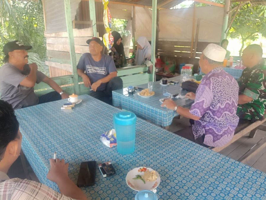 *Ciptakan Rasa Kekeluargaan, Babinsa Koramil 06 Siak Hulu Komsos Bersama Tokoh Agama*