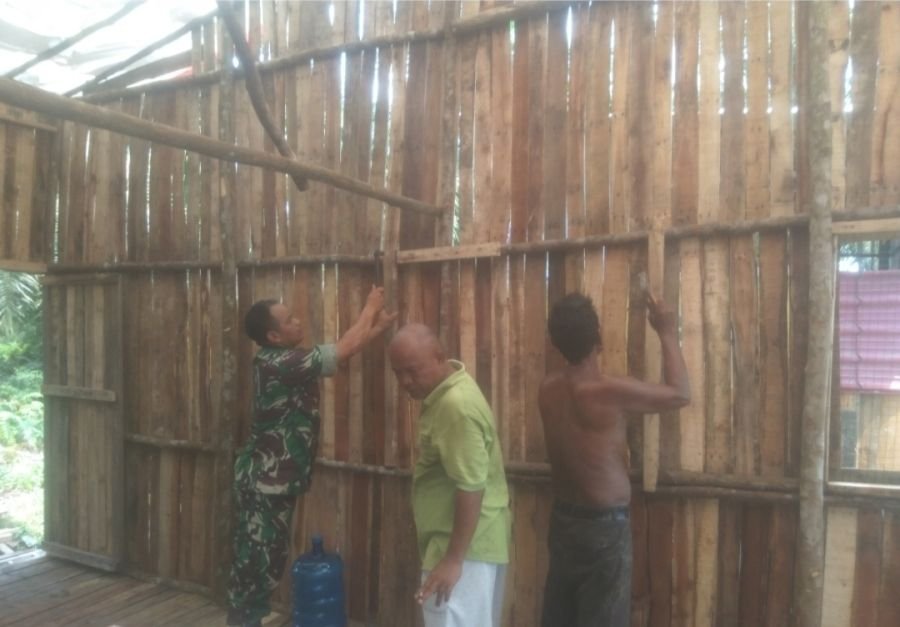 Ciptakan Sinergi TNI Bersama Rakyat, Babinsa Desa Rumbio Bantu Bangun Rumah Warga
