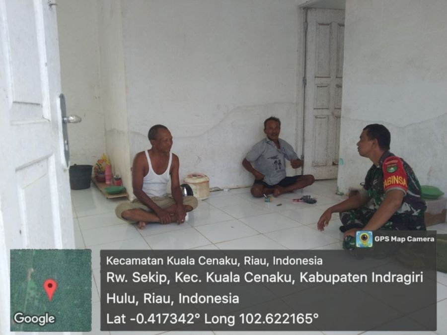 Ciptakan Suasana Harmonis, Babinsa Koramil 01/Rengat Silaturahmi Dengan Masyarakat