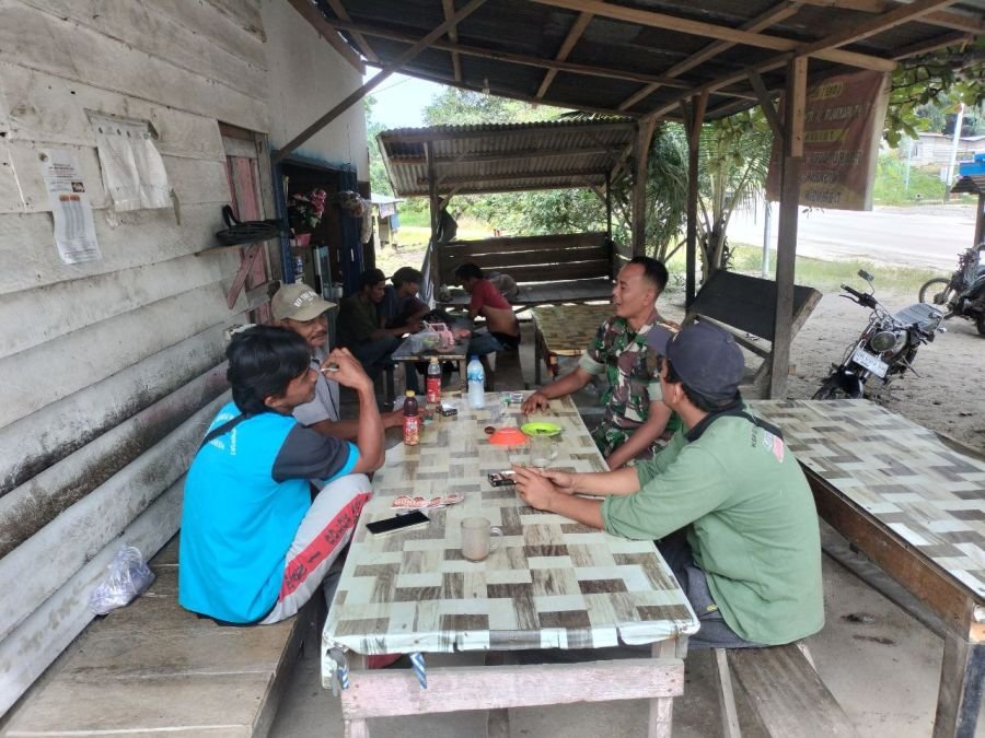 Ciptakan Suasana Keakraban, Babinsa Koramil 03/Seberida Komsos Dengan Warga Binaan