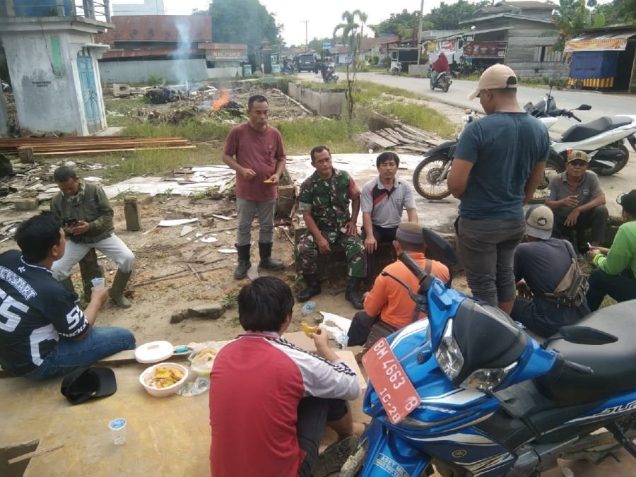 Ciptakan Suasana Keakraban, Babinsa Koramil 03/Seberida Komsos Dengan Warga Binaan