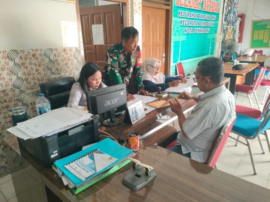 Ciptakan Suasana Nyaman di Kantor Lurah, Babinsa Tanjung Rhu Turut Bantu Layani Masyarakat