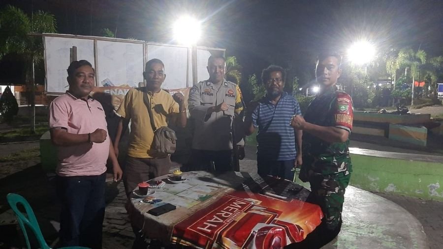 Ciptakan Wilayah Kondusif, Babinsa Koramil 03/Senapelan Bersama Polisi Gelar Patroli