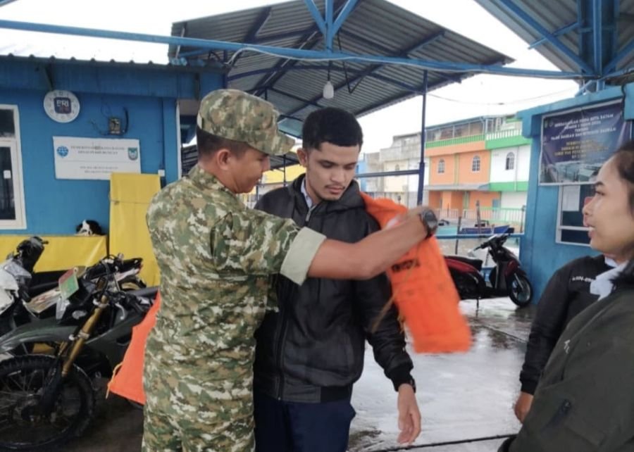 Cuaca Ekstrem, Babinsa Tanjung Sari Ingatkan Keselamatan Penyeberangan Laut