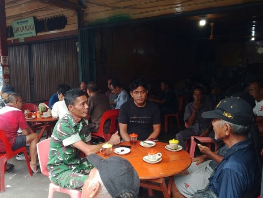 Cuaca Ekstrem Picu Penyakit, Babinsa Koramil 01/Bangko Imbau Warga Bagan Barat Jaga Kebersihan Lingk
