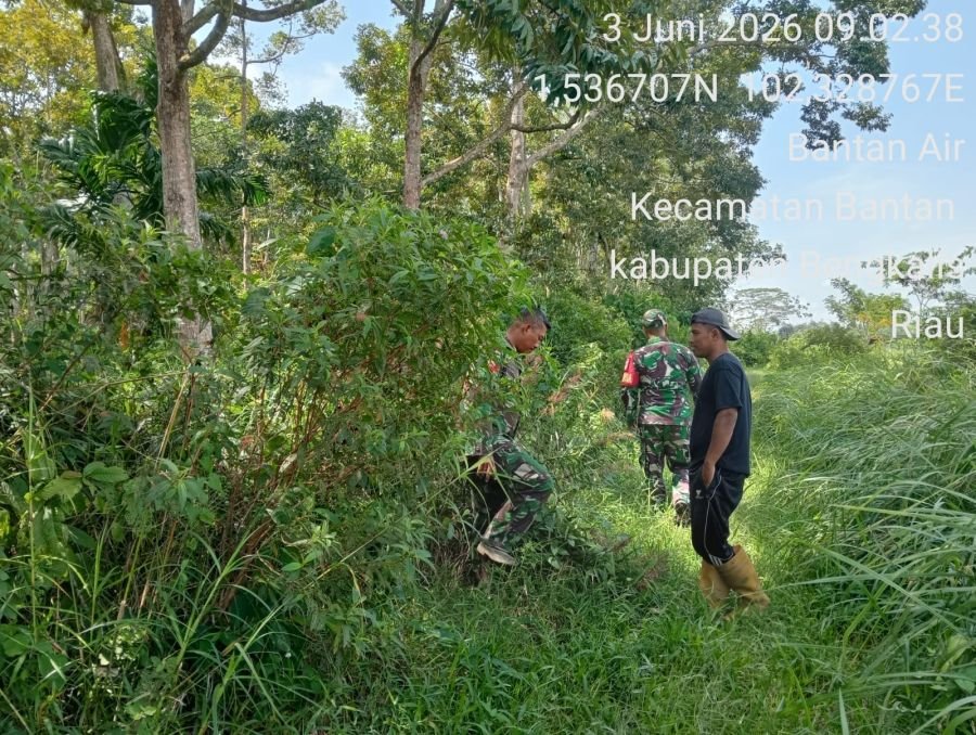 Cuaca Mulai Ekstrem, Babinsa Koptu Dedi Swarman Intensifkan Patroli Karhutla di Desa Bantan Air