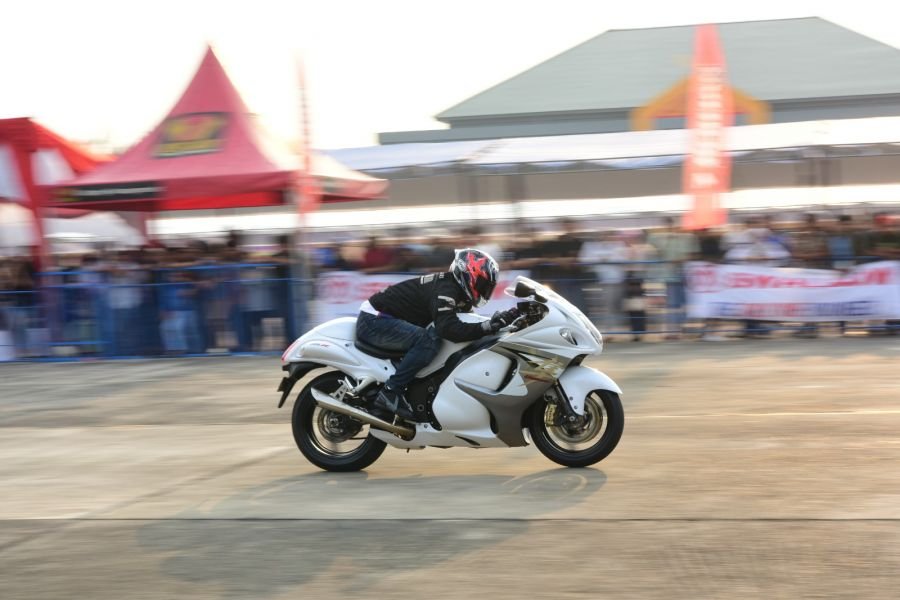Cuaca Panas Tak Surutkan Semangat Pembalap dan Penonton Kejurnas Drag Bike di Lanud Roesmin Nurjadin