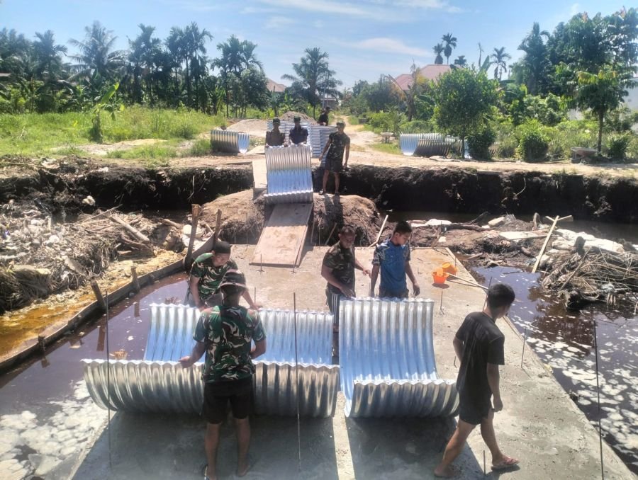 Cuaca Panas Tak Surutkan Semangat TNI dan Warga Pasang Armco Jembatan Garuda Tahap IV