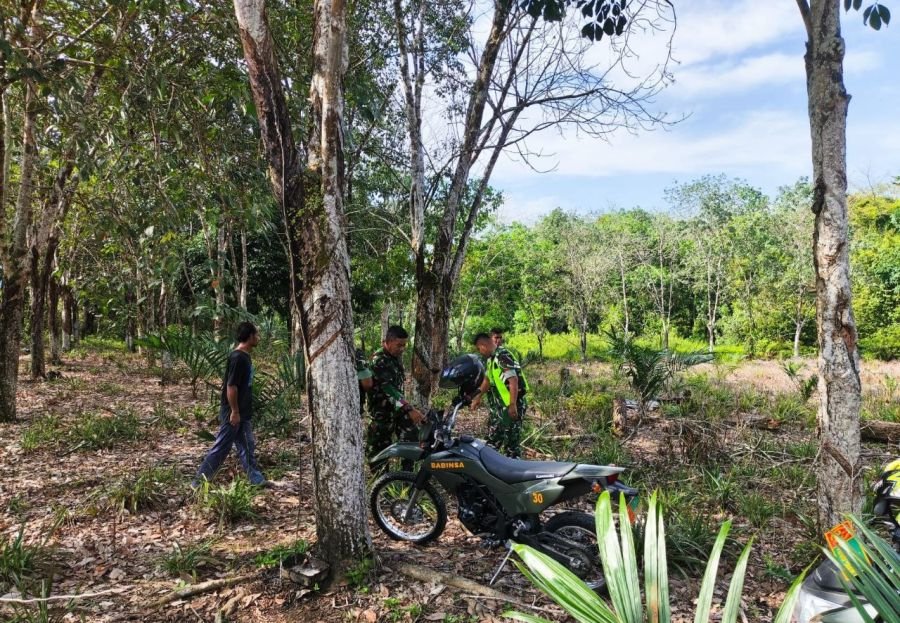 Cuaca Sudah Diselingi Hujan Namun Babinsa Tetap Laksanakan Patroli Karhutla