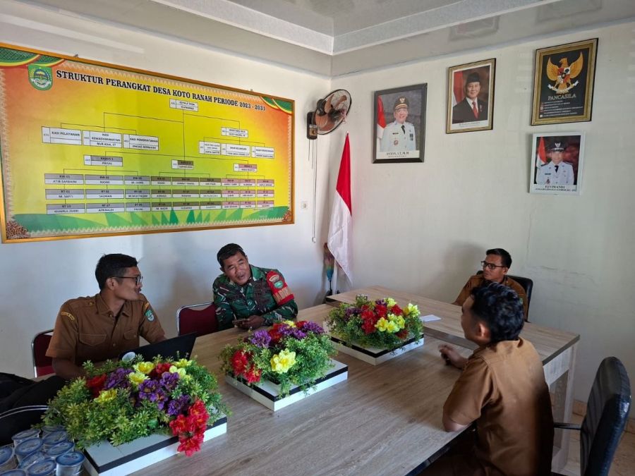 Cuaca Tak Menentu, Babinsa Koramil 08/TDN Serda Anjas Ajak Warga Koto Ranah Peduli Sesama