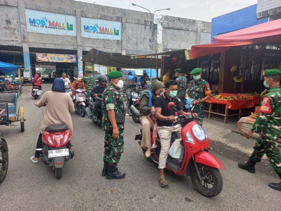 Dampak Kabut Asap Angota Koramil 01 Bangkinang Bagikan Masker Kepada Pedagang dan Masyarakat Pengunj