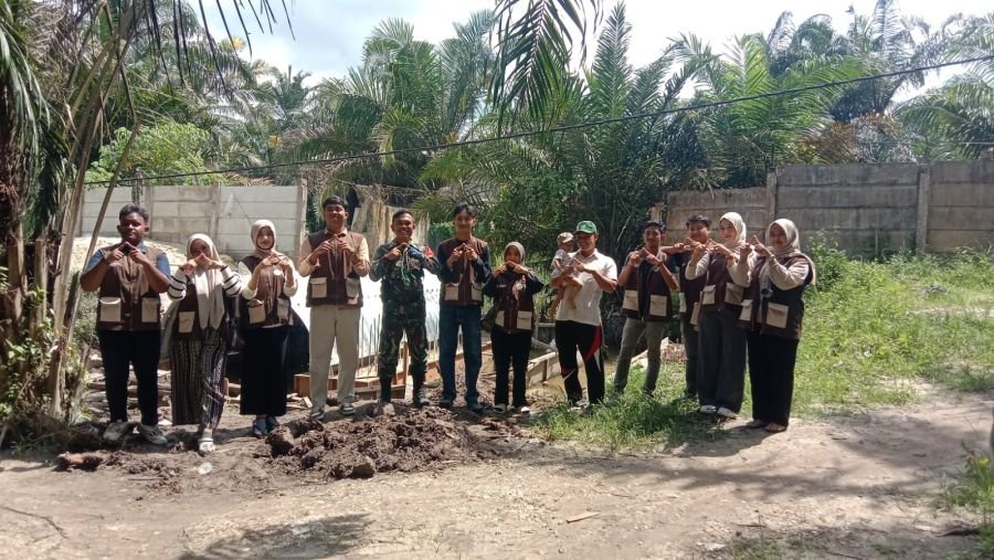 Dampingi Mahasiswa KKN, Babinsa Jelaskan Manfaat Pembangunan Jembatan Garuda bagi Warga