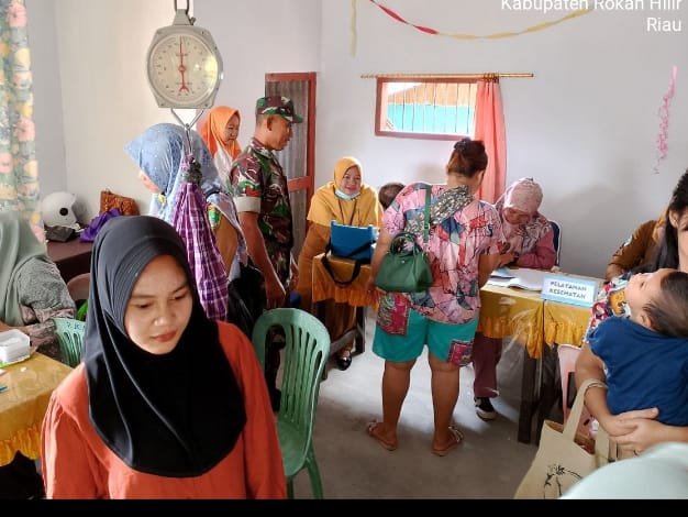 Dampingi Posyandu, Babinsa Koramil 0321-03/Bgs Rohil Berikan Edukasi Kesehatan Balita