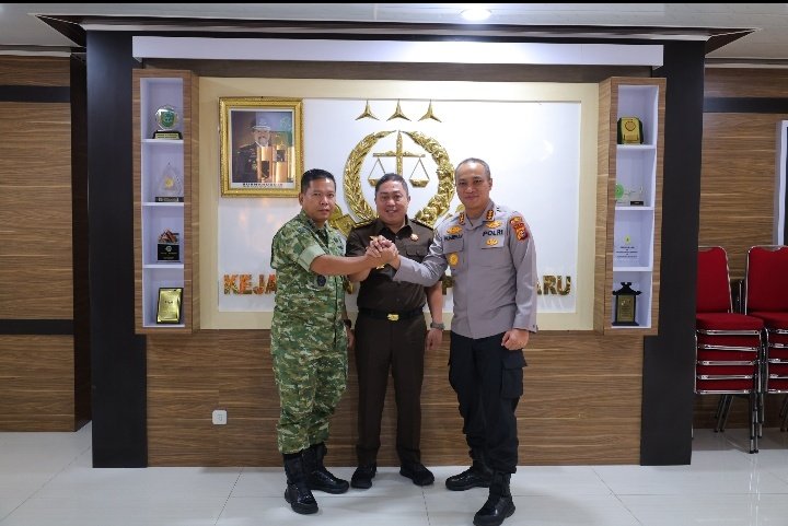 Dandim 0301/Pbr dan Kapolresta Pekanbaru Perkuat Sinergi Melalui Silaturahmi ke Plh. Kajari PBR.