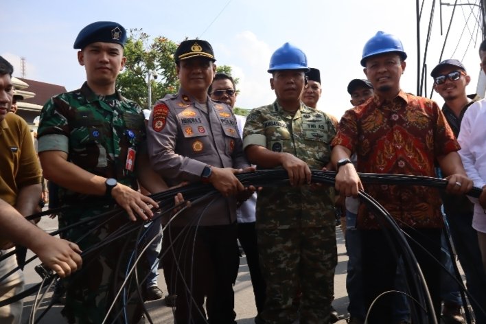 Dandim 0301/Pekanbaru Dampingi Wali Kota Tertibkan Kabel Fiber Optik Tak Berizin