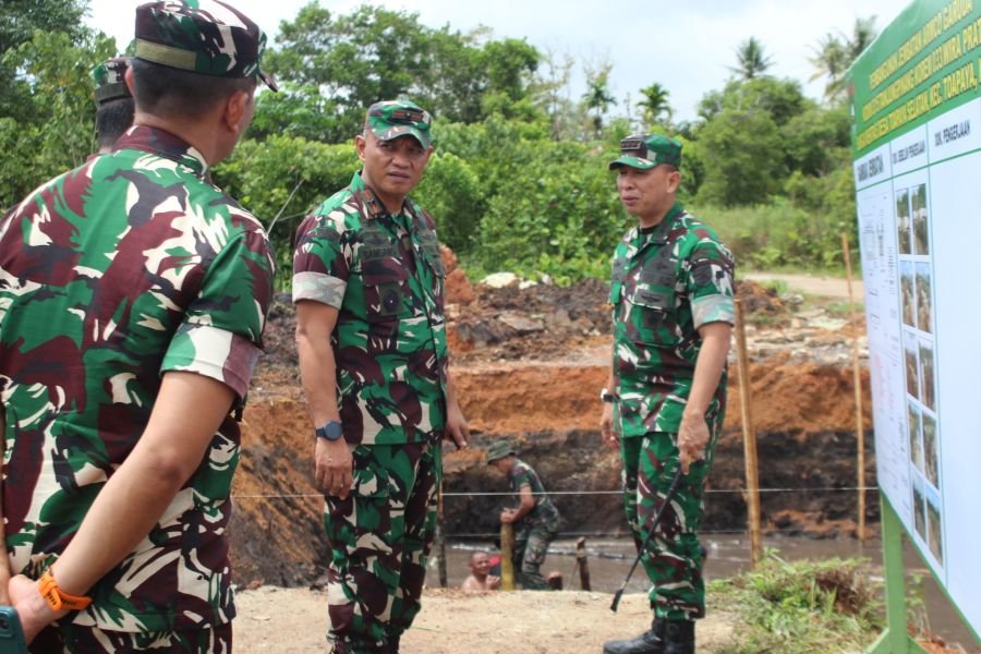 Dandim 0315/Tanjungpinang Dampingi Danrem 033/WP Tinjau Pemasangan Pancang Awal Jembatan Armco